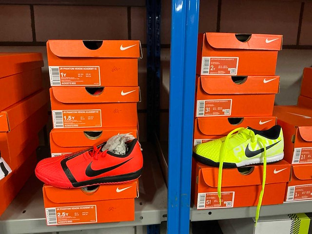 Partij diverse kinderschoenen o.a hip/converse/nike/puma/etc (250x) - afbeelding 36 van  41