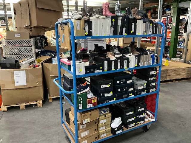 Partij diverse kinderschoenen o.a hip/converse/nike/puma/etc (250x) - afbeelding 38 van  41