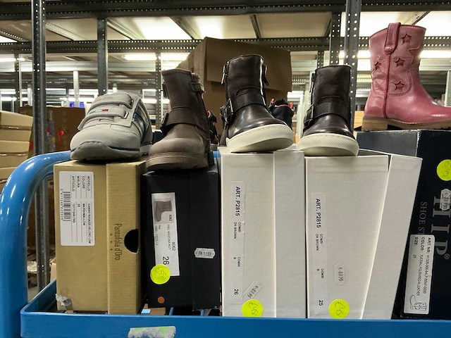Partij diverse kinderschoenen o.a hip/converse/nike/puma/etc (250x) - afbeelding 39 van  41