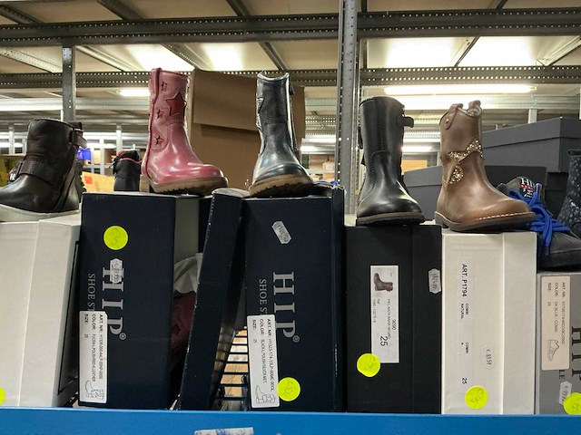 Partij diverse kinderschoenen o.a hip/converse/nike/puma/etc (250x) - afbeelding 40 van  41