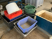 Partij diverse kisten, (rvs) opvangbakken, fruitmanden, etc. - afbeelding 1 van  6