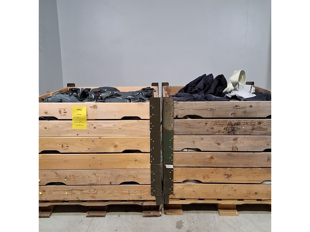 Partij diverse kleding en polo's - afbeelding 1 van  13