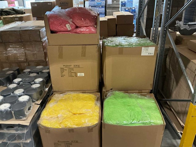 Partij diverse kleuren sisal 450gr per zak (130x) - afbeelding 1 van  8