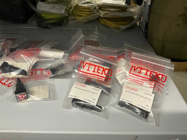 Partij diverse km drukknoppen/keuzeschakelaars/sig.lamp/sleutelschak./overige - afbeelding 2 van  18