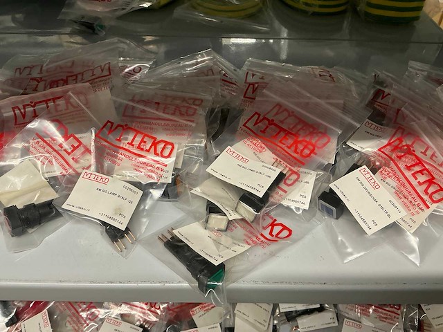 Partij diverse km drukknoppen/keuzeschakelaars/sig.lamp/sleutelschak./overige - afbeelding 4 van  18