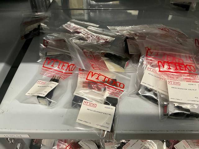 Partij diverse km drukknoppen/keuzeschakelaars/sig.lamp/sleutelschak./overige - afbeelding 6 van  18