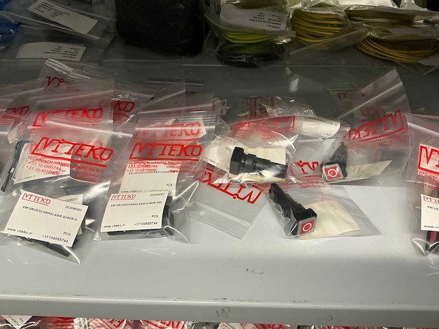 Partij diverse km drukknoppen/keuzeschakelaars/sig.lamp/sleutelschak./overige - afbeelding 18 van  18