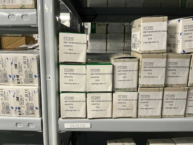 Partij diverse km schakelaars/sterpunt/hulprelais/etc (370x) - afbeelding 6 van  36