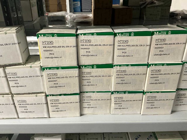 Partij diverse km schakelaars/sterpunt/hulprelais/etc (370x) - afbeelding 8 van  36