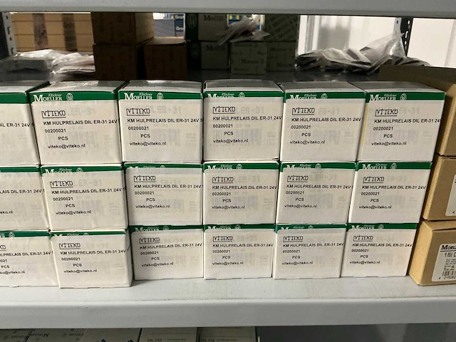 Partij diverse km schakelaars/sterpunt/hulprelais/etc (370x) - afbeelding 9 van  36