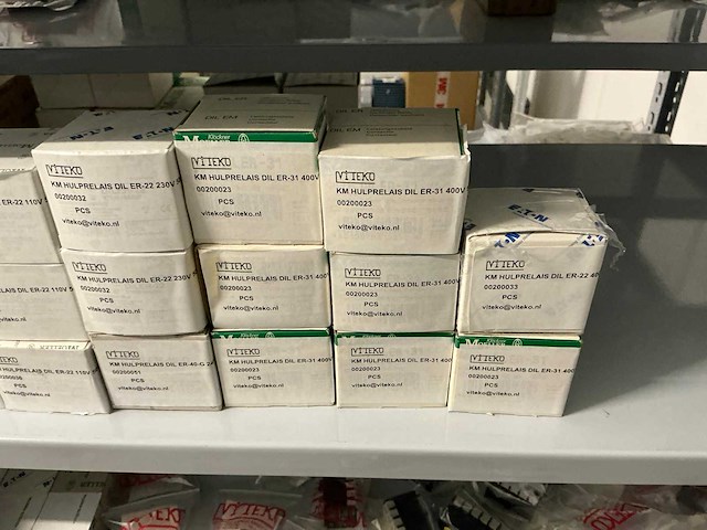 Partij diverse km schakelaars/sterpunt/hulprelais/etc (370x) - afbeelding 11 van  36