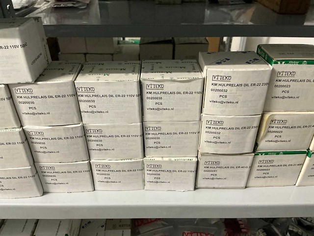 Partij diverse km schakelaars/sterpunt/hulprelais/etc (370x) - afbeelding 13 van  36