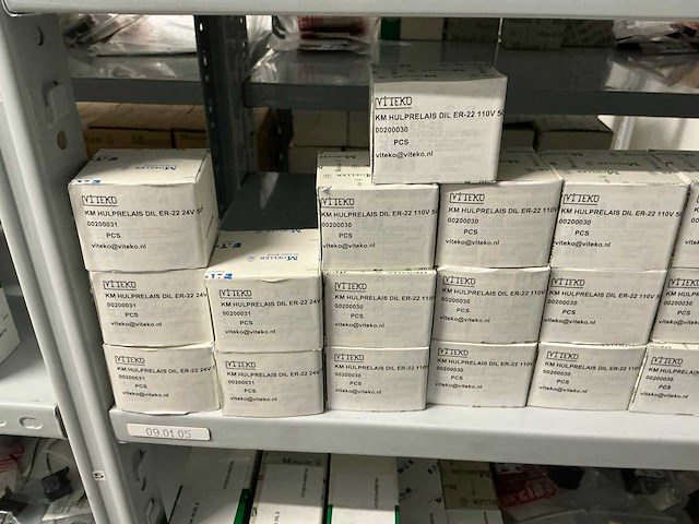 Partij diverse km schakelaars/sterpunt/hulprelais/etc (370x) - afbeelding 14 van  36