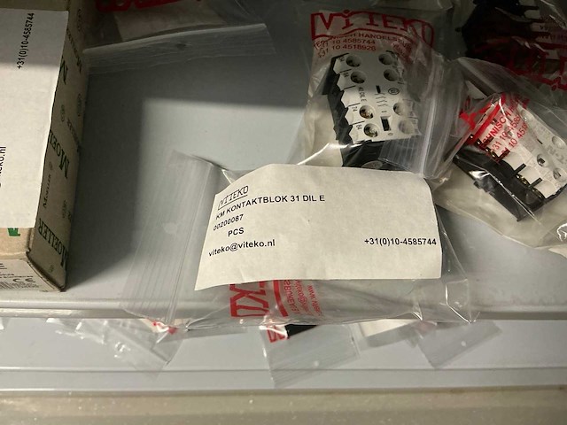 Partij diverse km schakelaars/sterpunt/hulprelais/etc (370x) - afbeelding 16 van  36