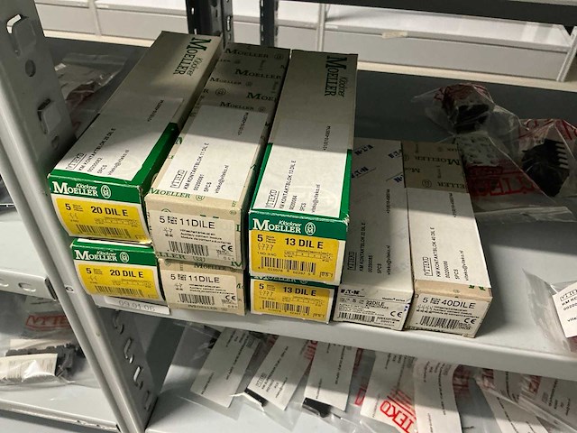 Partij diverse km schakelaars/sterpunt/hulprelais/etc (370x) - afbeelding 17 van  36