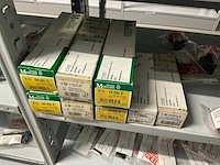 Partij diverse km schakelaars/sterpunt/hulprelais/etc (370x) - afbeelding 17 van  36