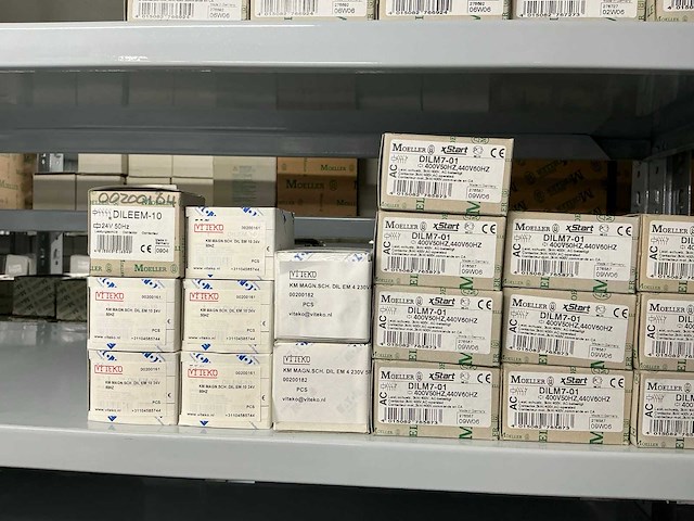 Partij diverse km schakelaars/sterpunt/hulprelais/etc (370x) - afbeelding 22 van  36