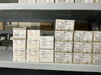 Partij diverse km schakelaars/sterpunt/hulprelais/etc (370x) - afbeelding 22 van  36