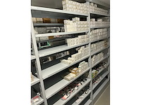 Partij diverse km schakelaars/sterpunt/hulprelais/etc (370x) - afbeelding 12 van  36