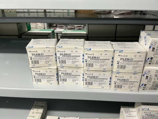 Partij diverse km schakelaars/sterpunt/hulprelais/etc (370x) - afbeelding 24 van  36