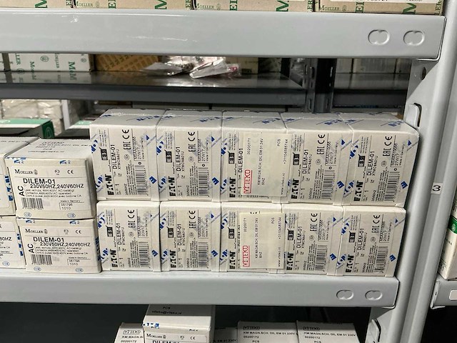 Partij diverse km schakelaars/sterpunt/hulprelais/etc (370x) - afbeelding 25 van  36