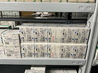 Partij diverse km schakelaars/sterpunt/hulprelais/etc (370x) - afbeelding 25 van  36