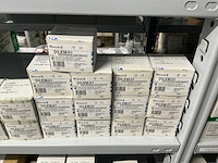 Partij diverse km schakelaars/sterpunt/hulprelais/etc (370x) - afbeelding 26 van  36