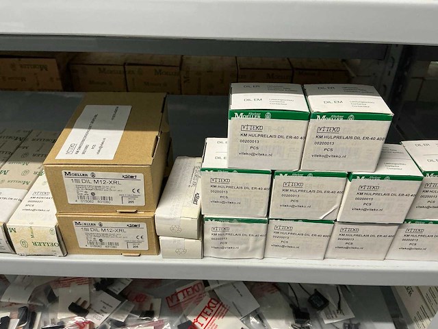 Partij diverse km schakelaars/sterpunt/hulprelais/etc (370x) - afbeelding 27 van  36