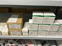 Partij diverse km schakelaars/sterpunt/hulprelais/etc (370x) - afbeelding 27 van  36