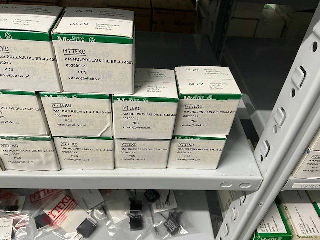 Partij diverse km schakelaars/sterpunt/hulprelais/etc (370x) - afbeelding 28 van  36