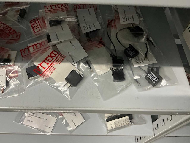 Partij diverse km schakelaars/sterpunt/hulprelais/etc (370x) - afbeelding 29 van  36