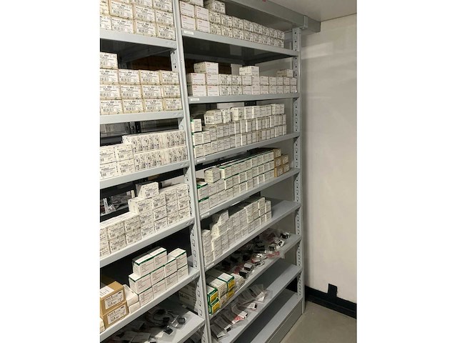 Partij diverse km schakelaars/sterpunt/hulprelais/etc (370x) - afbeelding 23 van  36