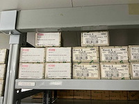 Partij diverse km schakelaars/sterpunt/hulprelais/etc (370x) - afbeelding 33 van  36