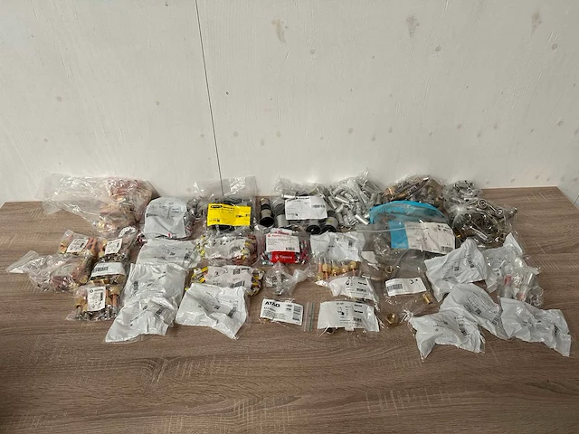 Partij diverse koppelingen, ca 35 verpakkingen - afbeelding 1 van  9