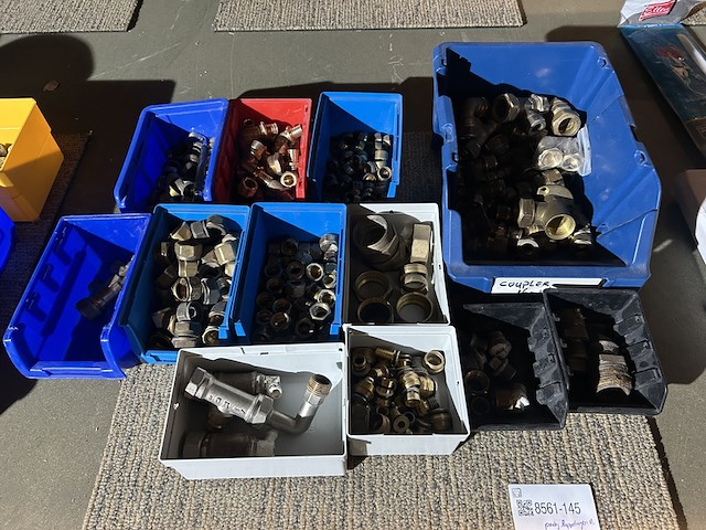 Partij diverse koppelingen in stapelbakken - afbeelding 1 van  5