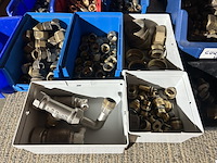 Partij diverse koppelingen in stapelbakken - afbeelding 2 van  5