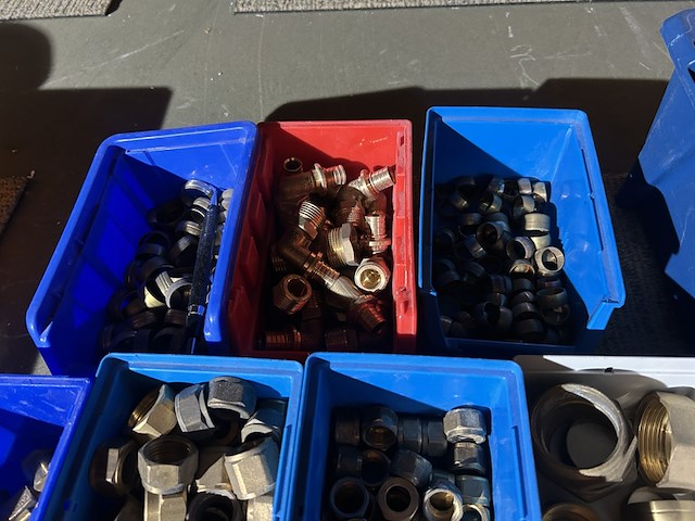 Partij diverse koppelingen in stapelbakken - afbeelding 3 van  5