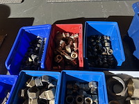 Partij diverse koppelingen in stapelbakken - afbeelding 3 van  5