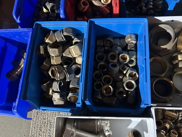 Partij diverse koppelingen in stapelbakken - afbeelding 4 van  5