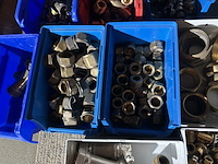 Partij diverse koppelingen in stapelbakken - afbeelding 4 van  5