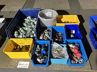 Partij diverse koppelingen in stapelbakken - afbeelding 1 van  6