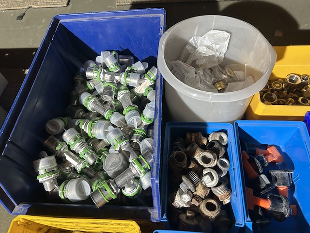 Partij diverse koppelingen in stapelbakken - afbeelding 3 van  6