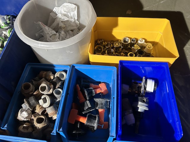 Partij diverse koppelingen in stapelbakken - afbeelding 4 van  6