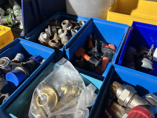 Partij diverse koppelingen in stapelbakken - afbeelding 6 van  6