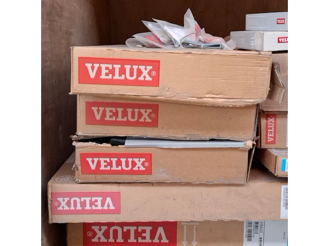 Partij diverse kozijn- en raamrestanten, velux - afbeelding 5 van  10