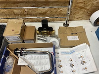 Partij diverse kranen en accessoires - afbeelding 1 van  3