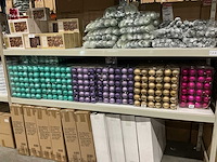 Partij diverse kunstkerstballen 6cm 24/set (83 sets) - afbeelding 1 van  7