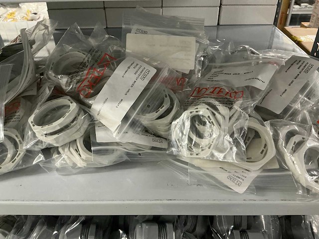 Partij diverse kunstof moeren/wurgwartels/reduceerringen/etc - afbeelding 5 van  30