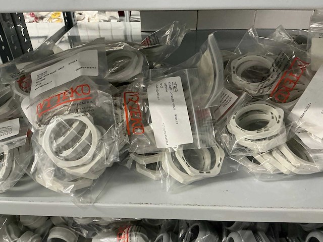 Partij diverse kunstof moeren/wurgwartels/reduceerringen/etc - afbeelding 6 van  30