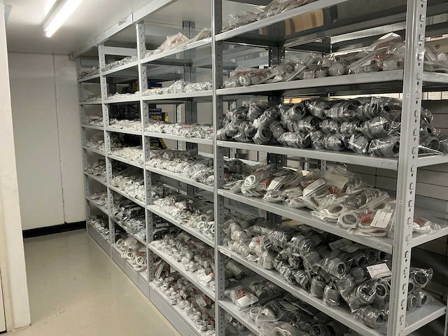 Partij diverse kunstof moeren/wurgwartels/reduceerringen/etc - afbeelding 1 van  30